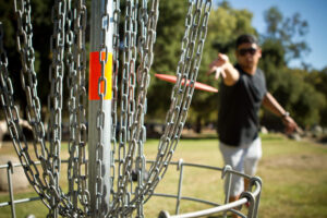 man thorwing disc golf